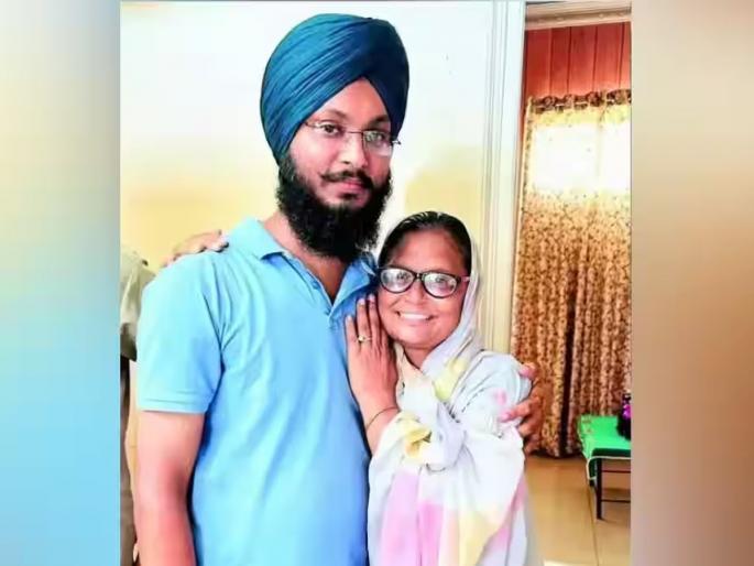 Punjab Mother-son meet after 35 years due to floods | पंजाब : पुरामुळे ३५ वर्षांनी झाली आई-मुलाची भेट Punjab Mother-son meet after 35 years due to floods | पंजाब : पुरामुळे ३५ वर्षांनी झाली आई-मुलाची भेट