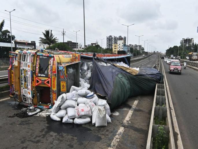 Driver's eye hit, truck overturns while landing at Nashik flyover; Traffic stopped for four hours | चालकाचा डोळा लागला, नाशिकचा उड्डाणपूल उतरताना ट्रक उलटला; चार तास वाहतूक ठप्प Driver's eye hit, truck overturns while landing at Nashik flyover; Traffic stopped for four hours | चालकाचा डोळा लागला, नाशिकचा उड्डाणपूल उतरताना ट्रक उलटला; चार तास वाहतूक ठप्प