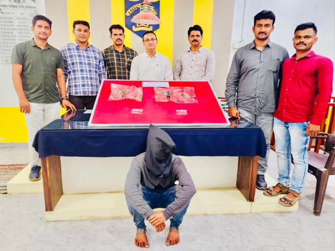 Notorious accused selling Gavathi katta arrested, 4 live cartridges seized with two kattas in Ahmednagar | गावठी कट्टा विकणाऱ्या कुख्यात आराेपीला अहमदनगरध्ये बेड्या, दोन कट्ट्यांसह ४ जिवंत काडतुसे जप्त Notorious accused selling Gavathi katta arrested, 4 live cartridges seized with two kattas in Ahmednagar | गावठी कट्टा विकणाऱ्या कुख्यात आराेपीला अहमदनगरध्ये बेड्या, दोन कट्ट्यांसह ४ जिवंत काडतुसे जप्त