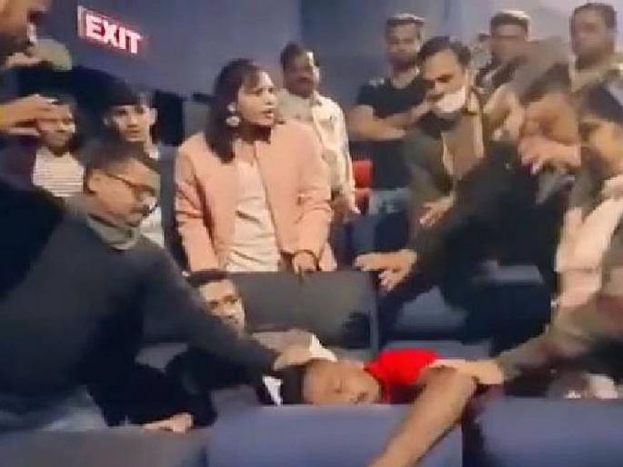 The young man teased the young woman while akshay and katrina romantic scene in theater | थिएटरमध्ये अक्षय-कॅटचा रोमँटिक सीन सुरू असतानाच तरुणानं तरुणीला छेडलं, मग प्रत्येक प्रेक्षक बनला हीरो