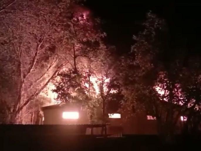 Plastic chair company catches fire in Murbad, fire erupts in MIDC | मुरबाडमध्ये प्लास्टिक खुर्ची कंपनीला भीषण आग, एमआयडीसीमध्ये आगीचे तांडव  Plastic chair company catches fire in Murbad, fire erupts in MIDC | मुरबाडमध्ये प्लास्टिक खुर्ची कंपनीला भीषण आग, एमआयडीसीमध्ये आगीचे तांडव