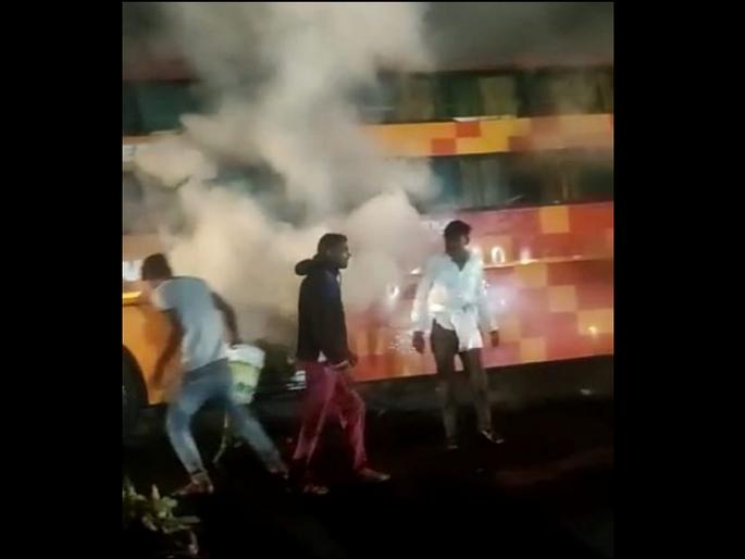 Travels caught fire near Chakur in latur district | चाकूरजवळ ट्रॅव्हल्स पेटली, थोडक्यात बचावले प्रवासी Travels caught fire near Chakur in latur district | चाकूरजवळ ट्रॅव्हल्स पेटली, थोडक्यात बचावले प्रवासी