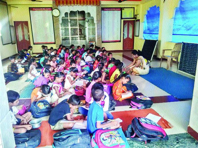 Adgaon School in Temple! | आदगाव शाळा मंदिरात! सात वर्षांपासून दुरुस्तीची मागणी; प्रशासनाची दिरंगाई Adgaon School in Temple! | आदगाव शाळा मंदिरात! सात वर्षांपासून दुरुस्तीची मागणी; प्रशासनाची दिरंगाई