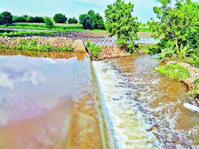 Carrying one acre of sugarcane, loss of farmer, bus ferry to 50 farmers | एक एकर ऊसपीक गेले वाहून , शेतकºयाचे नुकसान, ५० शेतक-यांना बसला फटका Carrying one acre of sugarcane, loss of farmer, bus ferry to 50 farmers | एक एकर ऊसपीक गेले वाहून , शेतकºयाचे नुकसान, ५० शेतक-यांना बसला फटका