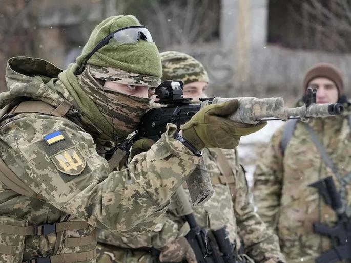 Russia Ukraine Conflict Russian-Ukraine war situation Putin can attack on 16 February America Joe Biden  | Russia Ukraine Conflict : अमेरिकेचा मोठा दावा; 'या' तारखेला युक्रेनवर हल्ला करणार रशिया, सामन्यासाठी NATO ही तयार