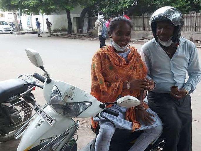 jharkhand husband drive 1176 km scooty for pregnant wife examination from godda to gwalior | गर्भवती पत्नीच्या परीक्षेसाठी पतीने 1176 KM चालवली स्कुटी, पेट्रोलसाठी दागिने ठेवले गहाण jharkhand husband drive 1176 km scooty for pregnant wife examination from godda to gwalior | गर्भवती पत्नीच्या परीक्षेसाठी पतीने 1176 KM चालवली स्कुटी, पेट्रोलसाठी दागिने ठेवले गहाण