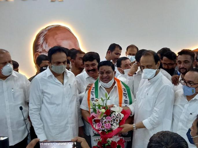 Suresh Mhatre joins NCP in the presence of Ajit Pawar | सुरेश म्हात्रे यांचा राष्ट्रवादीत प्रवेश; अजित पवारांच्या उपस्थितीत हातावर बांधळ घड्याळ Suresh Mhatre joins NCP in the presence of Ajit Pawar | सुरेश म्हात्रे यांचा राष्ट्रवादीत प्रवेश; अजित पवारांच्या उपस्थितीत हातावर बांधळ घड्याळ