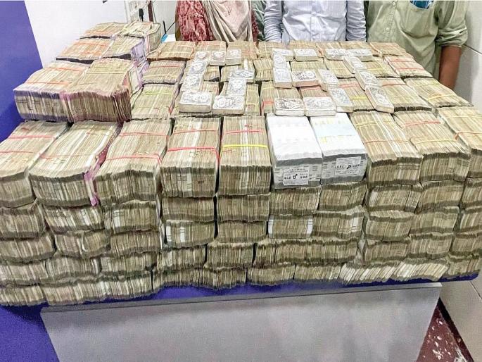 10 crore notes and 19 kg silver bricks in the wall, GST department raid in Zaveri Bazar mumbai | भिंतीत घबाड; १० कोटींच्या नोटा अन् १९ किलो चांदीच्या विटा! जीएसटी विभागाची झवेरी बाजारात ‘रेड’ 10 crore notes and 19 kg silver bricks in the wall, GST department raid in Zaveri Bazar mumbai | भिंतीत घबाड; १० कोटींच्या नोटा अन् १९ किलो चांदीच्या विटा! जीएसटी विभागाची झवेरी बाजारात ‘रेड’