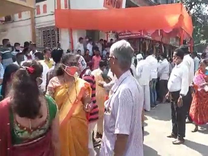 Faral material by Shiv Sena to people Ambernathkar'scrowd to get coupons | १० रुपयांत ६०० रुपयांचे फराळ साहित्य, शिवसेनेचा उपक्रम; कुपन घेण्यासाठी अंबरनाथकरांची तोबा गर्दी