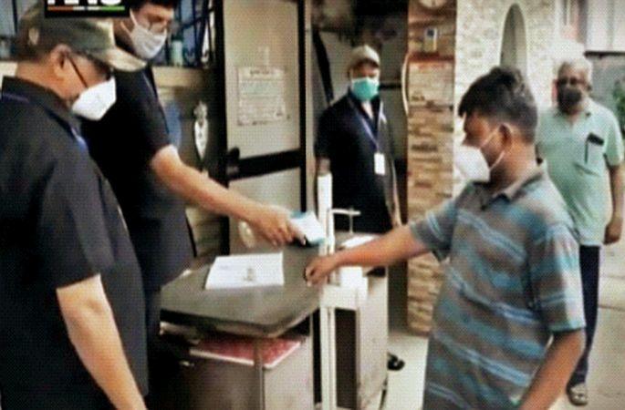 Fight with Corona: Covid Care Center set up in the society, 35 patients received treatment | लढा कोरोनाशी : सोसायटीत बनवले कोविड केअर सेंटर, ३५ रुग्णांनी घेतले उपचार Fight with Corona: Covid Care Center set up in the society, 35 patients received treatment | लढा कोरोनाशी : सोसायटीत बनवले कोविड केअर सेंटर, ३५ रुग्णांनी घेतले उपचार