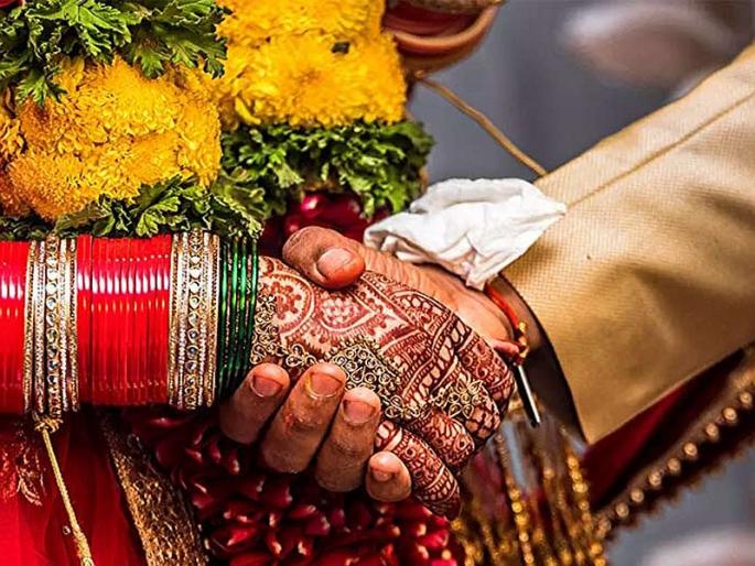 Uttar pradesh In the greed of money brother married sister in mukhyamantri samuhik vivah yojana | सर्वांसमोर भावानं बहिणीसोबतच केलं लग्न; सरकारी अधिकारीही पाहतच राहिले, अन् मग... Uttar pradesh In the greed of money brother married sister in mukhyamantri samuhik vivah yojana | सर्वांसमोर भावानं बहिणीसोबतच केलं लग्न; सरकारी अधिकारीही पाहतच राहिले, अन् मग...