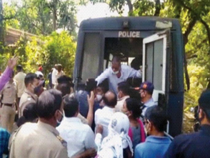 Workers oppose the construction of the NRC colony | एनआरसी वसाहतीच्या पाडकामास कामगारांचा विरोध; पोलिसांकडून लाठीचार्ज, २५ जणांना घेतले ताब्यात Workers oppose the construction of the NRC colony | एनआरसी वसाहतीच्या पाडकामास कामगारांचा विरोध; पोलिसांकडून लाठीचार्ज, २५ जणांना घेतले ताब्यात