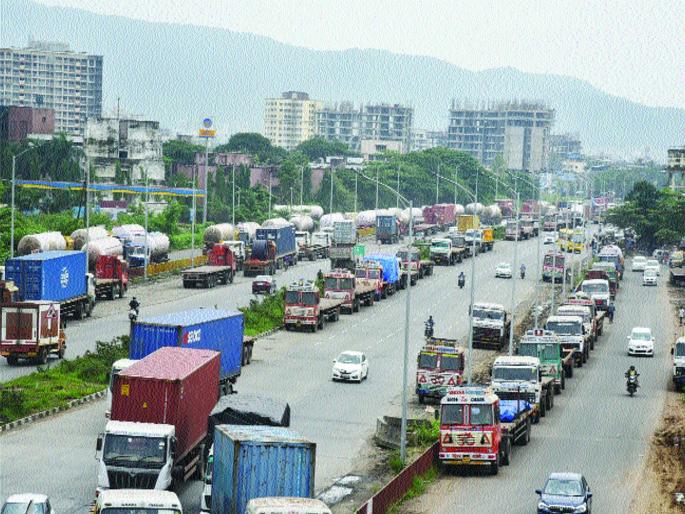 Heavy vehicles obstruct the highway, risk of accident | अवजड वाहनांचा महामार्गाला विळखा, अपघाताचा धोका Heavy vehicles obstruct the highway, risk of accident | अवजड वाहनांचा महामार्गाला विळखा, अपघाताचा धोका