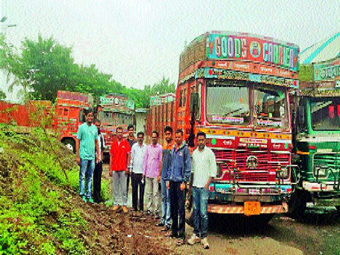 13 trucks carrying sand, arrested, recovered | वाळूवाहतूक करणारे १३ ट्रक पकडले, महसूल विभागाचा कारवाईचा धडाका 13 trucks carrying sand, arrested, recovered | वाळूवाहतूक करणारे १३ ट्रक पकडले, महसूल विभागाचा कारवाईचा धडाका