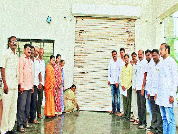 Power supply to Jejuri municipality only, says demand for permanent chief officer | जेजुरी नगरपालिकेला सत्ताधा-यांनीच ठोकले टाळे, कायमस्वरूपी मुख्याधिकारी देण्याची मागणी Power supply to Jejuri municipality only, says demand for permanent chief officer | जेजुरी नगरपालिकेला सत्ताधा-यांनीच ठोकले टाळे, कायमस्वरूपी मुख्याधिकारी देण्याची मागणी