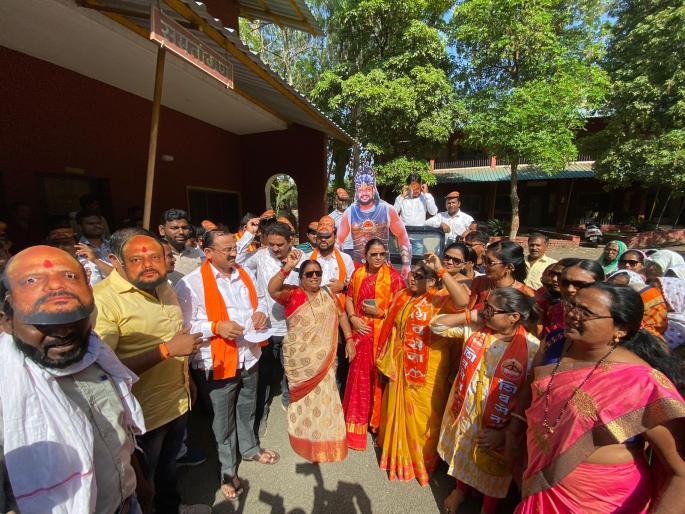 Kishore Patal stopped the Shinde Sena, which came out with the mask of Gula Rao in jalgaon | काकांच्या पुतळ्याच्या कार्यक्रम, राऊतांचा...! गुलाबरावांचा मुखवटा घेऊन निघालेल्या शिंदे सेनेला किशोर पाटलांनी रोखले Kishore Patal stopped the Shinde Sena, which came out with the mask of Gula Rao in jalgaon | काकांच्या पुतळ्याच्या कार्यक्रम, राऊतांचा...! गुलाबरावांचा मुखवटा घेऊन निघालेल्या शिंदे सेनेला किशोर पाटलांनी रोखले