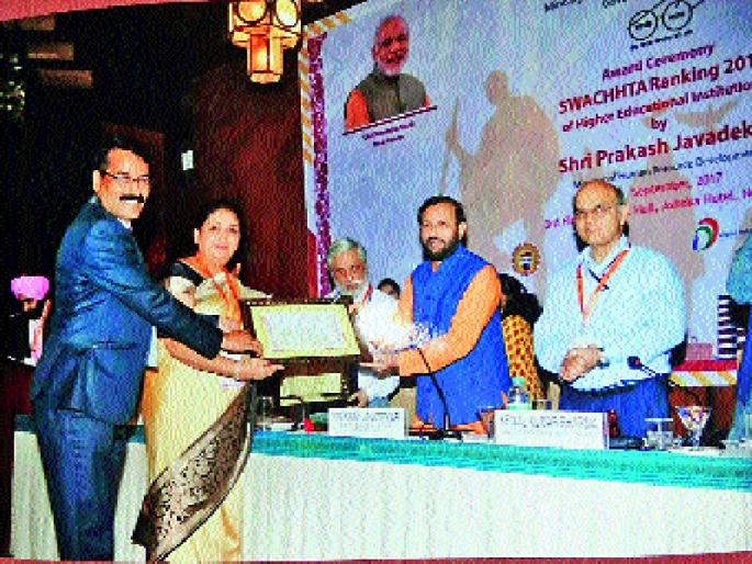 Vidya Pratishthan's College is the second in the cleanliness, the Ministry of Human Resource Development has selected | विद्या प्रतिष्ठानचे महाविद्यालय स्वच्छतेत देशात दुसरे, केंद्रीय मनुष्यबळ विकास मंत्रालयातर्फे निवड Vidya Pratishthan's College is the second in the cleanliness, the Ministry of Human Resource Development has selected | विद्या प्रतिष्ठानचे महाविद्यालय स्वच्छतेत देशात दुसरे, केंद्रीय मनुष्यबळ विकास मंत्रालयातर्फे निवड