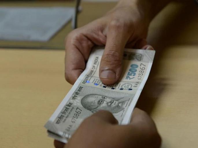 Bribe taker arrested in Talathi office in kalyan | तलाठी कार्यालयात लाच घेणारा गजाआड, महिला तलाठ्यावरही गुन्हा दाखल Bribe taker arrested in Talathi office in kalyan | तलाठी कार्यालयात लाच घेणारा गजाआड, महिला तलाठ्यावरही गुन्हा दाखल