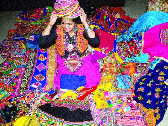 Navaratri festival: Gonda and Kutchi Varkar likes to buy from jewelery and jewelery. | नवरात्रोत्सव : गोंडा आणि कच्छी वर्कला पसंती, घागºयापासून ज्वेलरीपर्यंत खरेदीचा उत्साह Navaratri festival: Gonda and Kutchi Varkar likes to buy from jewelery and jewelery. | नवरात्रोत्सव : गोंडा आणि कच्छी वर्कला पसंती, घागºयापासून ज्वेलरीपर्यंत खरेदीचा उत्साह