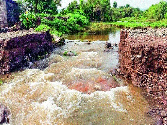 Cloud cover, floods and floods flooded in Avasi Khurd area | अवसरी खुर्द परिसरात ढगफुटी, ओढ्या-नाल्यांना पूर : रस्ते, पिके पाण्याखाली, पुलांचे भराव खचले  