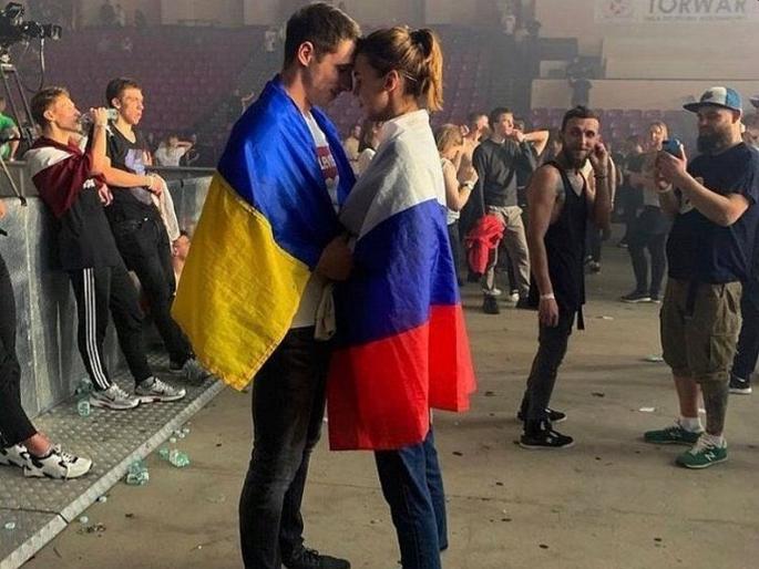 Russia Ukraine War Know the truth behind the Photo of couple wearing flag of Russia and Ukraine went viral | युक्रेन-रशियाचा झेंडा खांद्यावर घेतलेल्या कपलचा फोटो झाला व्हायरल; जाणून घ्या, काय आहे या फोटोमागचं सत्य Russia Ukraine War Know the truth behind the Photo of couple wearing flag of Russia and Ukraine went viral | युक्रेन-रशियाचा झेंडा खांद्यावर घेतलेल्या कपलचा फोटो झाला व्हायरल; जाणून घ्या, काय आहे या फोटोमागचं सत्य