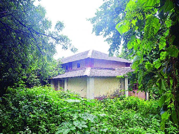 Conversion of government structures in Vinobnagar, block of information centers, government's neglect to tribal police in Gagod | विनोबानगरमधील शासकीय वास्तूंचे खंडरात रूपांतर, माहिती केंद्रही बंद, गागोदेमधील आदिवासी पाड्याकडेही शासनाचे दुर्लक्ष Conversion of government structures in Vinobnagar, block of information centers, government's neglect to tribal police in Gagod | विनोबानगरमधील शासकीय वास्तूंचे खंडरात रूपांतर, माहिती केंद्रही बंद, गागोदेमधील आदिवासी पाड्याकडेही शासनाचे दुर्लक्ष