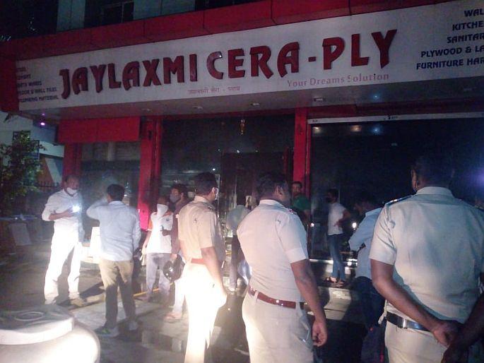 Fire at showroom near Navale bridge in pune | नवले पुलाजवळील शोरुमला आग; सुदैवाने कोणतीही जीवितहानी नाही Fire at showroom near Navale bridge in pune | नवले पुलाजवळील शोरुमला आग; सुदैवाने कोणतीही जीवितहानी नाही