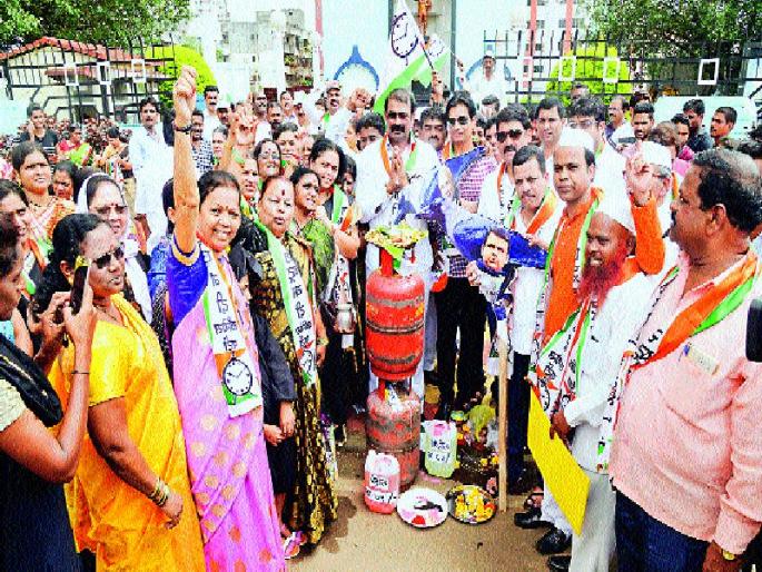 Shraddha movement of inflation, prohibition of fuel price hike by NCP | महागाईचे श्राद्ध आंदोलन, इंधन दरवाढीचा राष्ट्रवादी काँग्रेसकडून निषेध Shraddha movement of inflation, prohibition of fuel price hike by NCP | महागाईचे श्राद्ध आंदोलन, इंधन दरवाढीचा राष्ट्रवादी काँग्रेसकडून निषेध