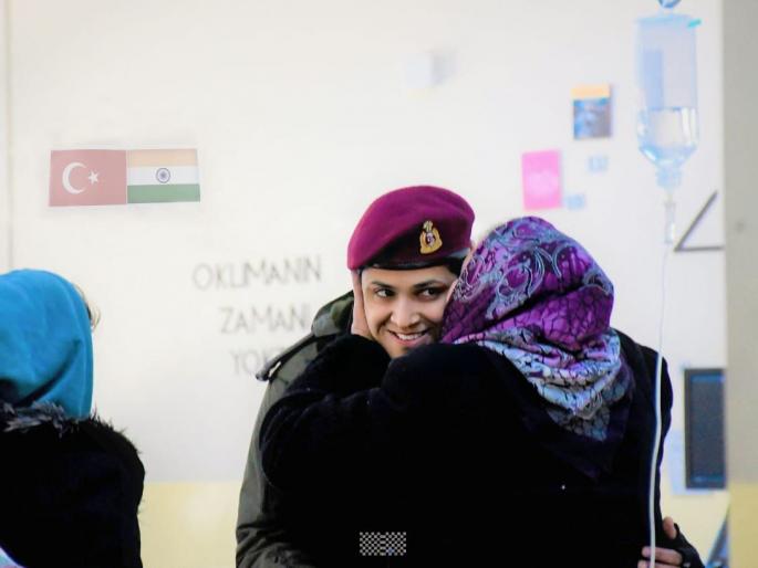 Picture of The Day: Turkish woman hugs a woman officer of the Indian Army and gives her a peck, in an earthquake-affected area | Picture of The Day: पिक्चर ऑफ द डे! तुर्कीश महिलेने मारली भारतीय सैन्याच्या महिला अधिकाऱ्याला मिठी; ढसाढसा रडली