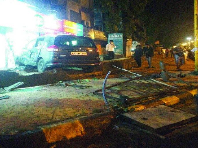 Rickshaw puller dies in a car; Loss of ATM center with autopsy; The car driver is arrested | कारच्या धडकेने रिक्षाचालक ठार, म् रिक्षासह एटीएम सेंटरचेही नुकसान; कारचालकास अटक Rickshaw puller dies in a car; Loss of ATM center with autopsy; The car driver is arrested | कारच्या धडकेने रिक्षाचालक ठार, म् रिक्षासह एटीएम सेंटरचेही नुकसान; कारचालकास अटक