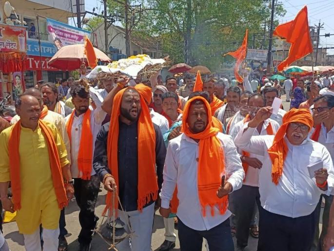 Yuva Sena took out funeral procession of cotton to Jamner | जामनेरला युवासेनेने काढली कापसाची अंत्ययात्रा Yuva Sena took out funeral procession of cotton to Jamner | जामनेरला युवासेनेने काढली कापसाची अंत्ययात्रा
