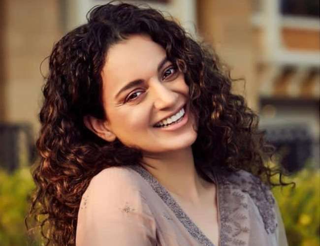 Actress Kangana Ranaut claims she was first rebel rajput woman at 15 reveals her response her father tried to slap her | कंगना सुरुवातीपासूनच बंडखोर, म्हणाली - जेव्हा वडिलांनी मला थापड मारण्याचा प्रयत्न केला, तेव्हा... Actress Kangana Ranaut claims she was first rebel rajput woman at 15 reveals her response her father tried to slap her | कंगना सुरुवातीपासूनच बंडखोर, म्हणाली - जेव्हा वडिलांनी मला थापड मारण्याचा प्रयत्न केला, तेव्हा...