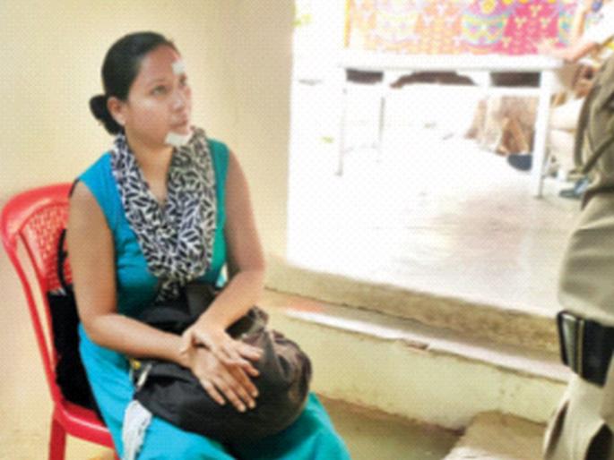 commotion of a mentally ill woman in a local; passengers injured: Helpline jammed | मनोरुग्ण महिलेचा लोकलमध्ये गोंधळ, प्रवासी जखमी; हेल्पलाइन ठप्प commotion of a mentally ill woman in a local; passengers injured: Helpline jammed | मनोरुग्ण महिलेचा लोकलमध्ये गोंधळ, प्रवासी जखमी; हेल्पलाइन ठप्प