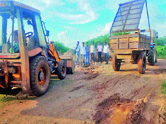 At the end of the wax, the hands of the officials, and the hands of the officials were released | वाळूमाफियांवर अखेर कारवाईचा बडगा, अधिका-यांचे बांधलेले हात सुटले At the end of the wax, the hands of the officials, and the hands of the officials were released | वाळूमाफियांवर अखेर कारवाईचा बडगा, अधिका-यांचे बांधलेले हात सुटले