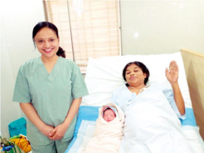 At the age of 53, she became a mother again | पुत्रवियोगाने न खचता 53 व्या वर्षी ती पुन्हा बनली आई! At the age of 53, she became a mother again | पुत्रवियोगाने न खचता 53 व्या वर्षी ती पुन्हा बनली आई!