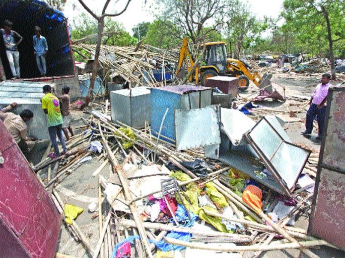 Municipal action against unauthorized hawkers | अनधिकृत फेरीवाल्यांवर महापालिकेची कारवाई