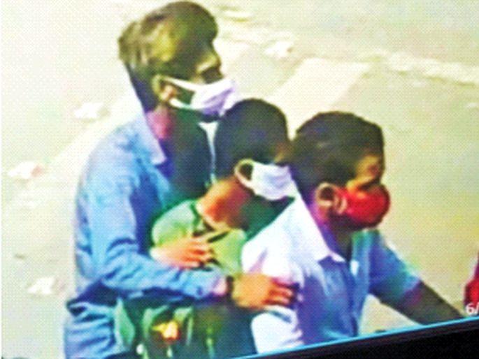 Two more arrested in Sarafa murder case, two arrested along with Mastermind in forest in Surat | सराफाच्या हत्येप्रकरणी आणखी दोघांना अटक, मास्टरमाइंडसह दोघांना सुरत येथे जंगलात पकडले Two more arrested in Sarafa murder case, two arrested along with Mastermind in forest in Surat | सराफाच्या हत्येप्रकरणी आणखी दोघांना अटक, मास्टरमाइंडसह दोघांना सुरत येथे जंगलात पकडले