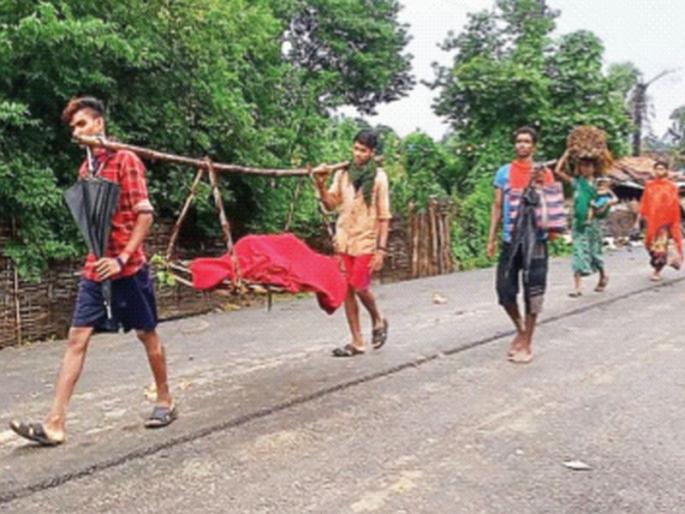 There are no roads in 'their' destiny? A 30 km long walk for the treatment of a 12 year old girl | 'त्यांच्या' नशिबी रस्तेही नाहीत? १२ वर्षीय मुलीच्या उपचारासाठी तब्बल ३० किलोमीटरची पायपीट There are no roads in 'their' destiny? A 30 km long walk for the treatment of a 12 year old girl | 'त्यांच्या' नशिबी रस्तेही नाहीत? १२ वर्षीय मुलीच्या उपचारासाठी तब्बल ३० किलोमीटरची पायपीट