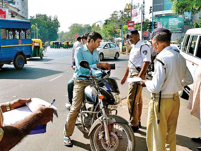 Driving Licence physical copy is not mandatory while driving car and riding bike | आता Driving Licence ठेवायची गरज नाही, बिनधास्त चालवा कार, बाइक; ट्रॅफिक पोलीस चलन कापणार नाही! Driving Licence physical copy is not mandatory while driving car and riding bike | आता Driving Licence ठेवायची गरज नाही, बिनधास्त चालवा कार, बाइक; ट्रॅफिक पोलीस चलन कापणार नाही!