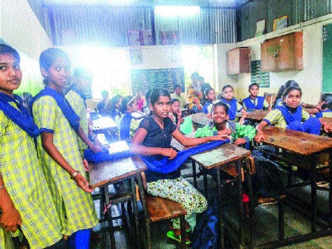 Municipal schools learn the students' questions, Dhankawadi students learn from the paper shed | मनपा शाळा प्रश्नांच्या गर्तेत, धनकवडीतील विद्यार्थी शिकतात पत्र्याच्या शेडमध्ये Municipal schools learn the students' questions, Dhankawadi students learn from the paper shed | मनपा शाळा प्रश्नांच्या गर्तेत, धनकवडीतील विद्यार्थी शिकतात पत्र्याच्या शेडमध्ये
