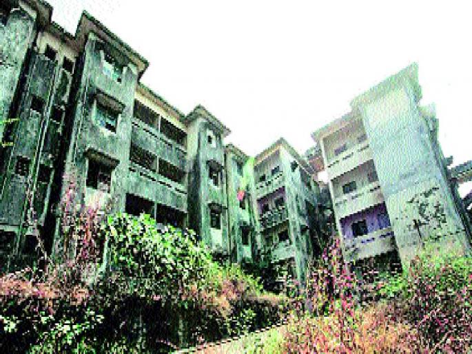 Workers' taxes are taxed by pressure, pressure; Only the colonies colleagues neglected | अधिका-यांच्या सदनिकांवरच खर्च, दबाव टाकून करून घेतली जातात कामे; कर्मचा-यांच्या वसाहतींकडे मात्र दुर्लक्ष    Workers' taxes are taxed by pressure, pressure; Only the colonies colleagues neglected | अधिका-यांच्या सदनिकांवरच खर्च, दबाव टाकून करून घेतली जातात कामे; कर्मचा-यांच्या वसाहतींकडे मात्र दुर्लक्ष