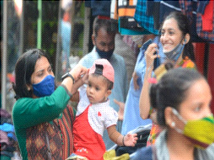 The evasion of Dadar Market, which is a flurry of regulations, was avoided, with regular tests for corona control | नियमांचा फज्जा होत असलेल्या दादर मार्केटचे स्थलांतर टळले, कोरोना नियंत्रणासाठी नियमित चाचण्या