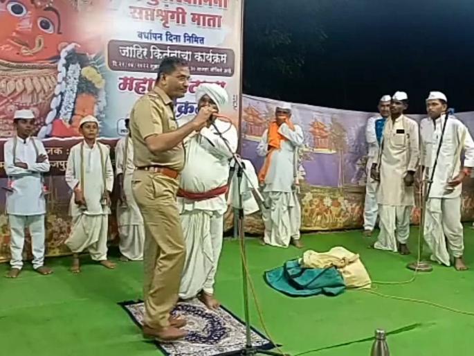 The police inspector stopped the kirtan program; Threatened to beat Warkaris including kirtankara | कीर्तन सोहळ्यात पोलीस निरीक्षकाची दादागिरी; कीर्तनकारासह वारकऱ्यांना मारहाण करण्याची दिली धमकी The police inspector stopped the kirtan program; Threatened to beat Warkaris including kirtankara | कीर्तन सोहळ्यात पोलीस निरीक्षकाची दादागिरी; कीर्तनकारासह वारकऱ्यांना मारहाण करण्याची दिली धमकी