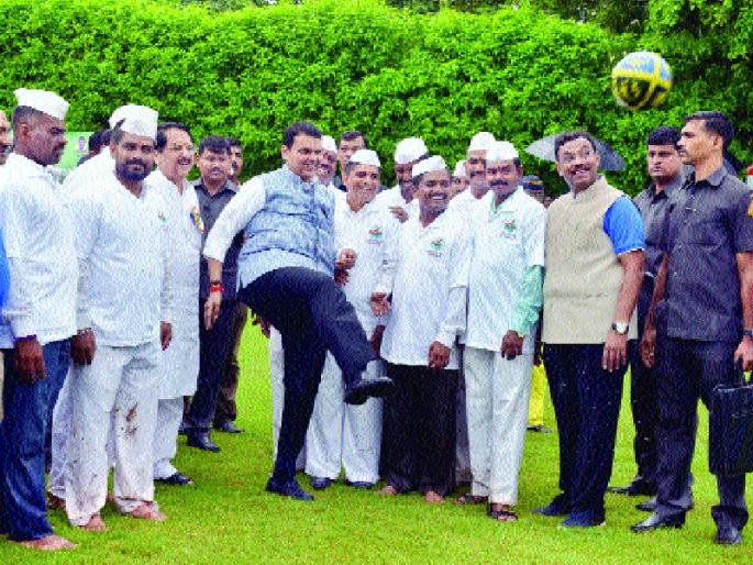  Maharashtra became soccer, - Devendra Fadnavis | महाराष्ट्र झाला फुटबॉलमय, - देवेंद्र फडणवीस  