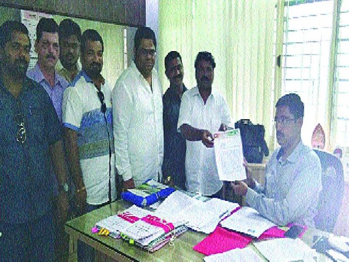 Local employment will be affected due to Alibaug-Wadkhal road | अलिबाग-वडखळ मार्गामुळे स्थानिक रोजगार होणार नष्ट Local employment will be affected due to Alibaug-Wadkhal road | अलिबाग-वडखळ मार्गामुळे स्थानिक रोजगार होणार नष्ट