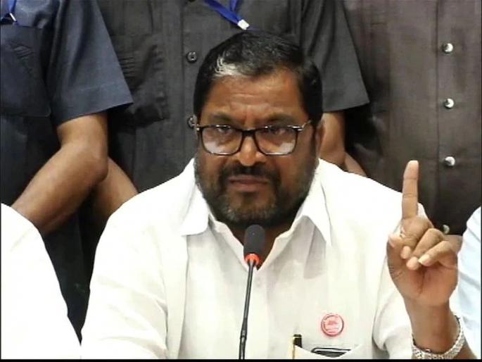 The mudslinging of the ruling-opposition just to cover up the failures says Raju Shetty | अपयश झाकण्यासाठीच सत्ताधारी-विरोधकांची चिखलफेक; तुमचा खेळ होतो, लोकांचा जीव जातो - राजू शेट्टी The mudslinging of the ruling-opposition just to cover up the failures says Raju Shetty | अपयश झाकण्यासाठीच सत्ताधारी-विरोधकांची चिखलफेक; तुमचा खेळ होतो, लोकांचा जीव जातो - राजू शेट्टी