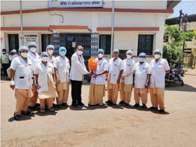 Corona patients are being supported by nurses | कोरोना रुग्णांचा आधार ठरत आहेत परिचारिका, मनात सतत कुटुंबाची भीती, अनेकींच्या मुलांना मिळेना आईच्या मिठीची उब Corona patients are being supported by nurses | कोरोना रुग्णांचा आधार ठरत आहेत परिचारिका, मनात सतत कुटुंबाची भीती, अनेकींच्या मुलांना मिळेना आईच्या मिठीची उब