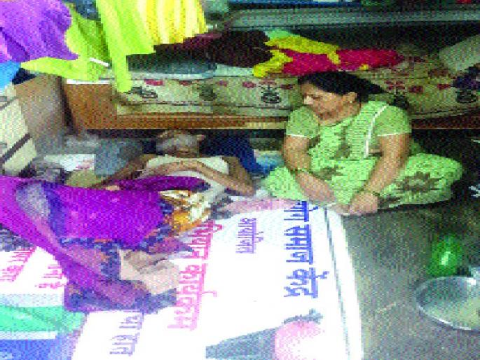 On the way to the road width, the Gawali family feared, the condition of the beta | रस्ता रुंदीकरणामुळे संसार येणार रस्त्यावर , गवळी कुटुंब धास्तावले, बेताची परिस्थिती On the way to the road width, the Gawali family feared, the condition of the beta | रस्ता रुंदीकरणामुळे संसार येणार रस्त्यावर , गवळी कुटुंब धास्तावले, बेताची परिस्थिती