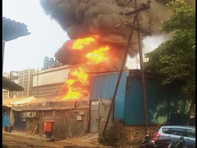 Two companies fire at Rabale MIDC | रबाळे एमआयडीसीत दोन कंपन्यांना आग Two companies fire at Rabale MIDC | रबाळे एमआयडीसीत दोन कंपन्यांना आग