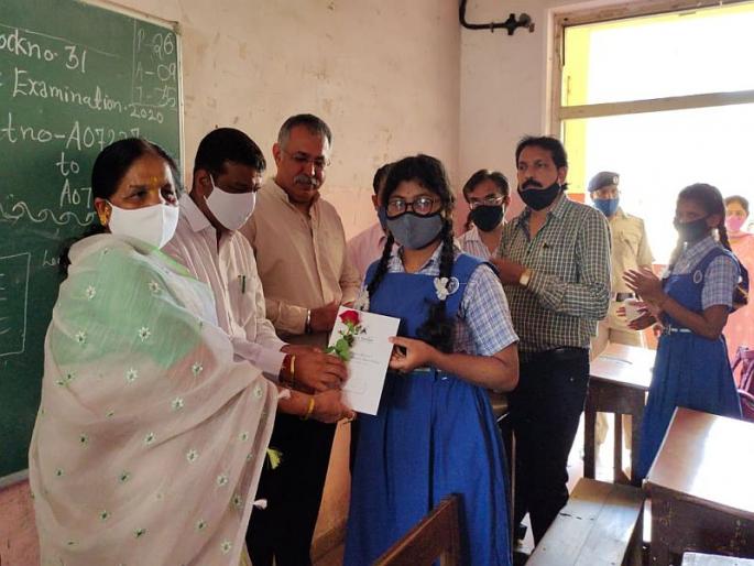 After a year and a half the school bell rang in Ulhasnagar | उल्हासनगरात दिड वर्षानंतर वाजली शाळेची घंटा, मुलांमध्ये उत्साह, महापौरांनी केलं मुलांचं स्वागत After a year and a half the school bell rang in Ulhasnagar | उल्हासनगरात दिड वर्षानंतर वाजली शाळेची घंटा, मुलांमध्ये उत्साह, महापौरांनी केलं मुलांचं स्वागत